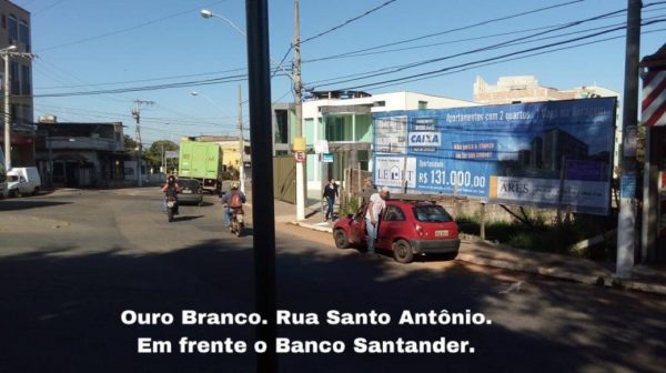 Outdoor Ouro Branco. Rua Santo Antonio. Em frente ao banco Santander.